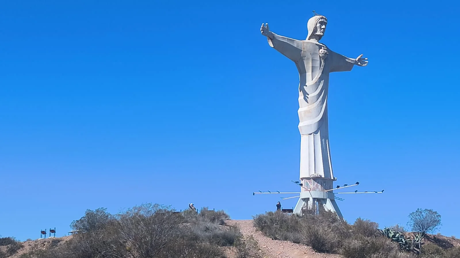 Cristo Rey con el dron en vuelo